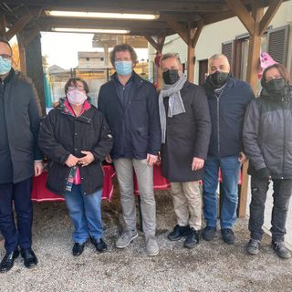 Maturi, primo a sinistra, in visita al canile di Busto Arsizio