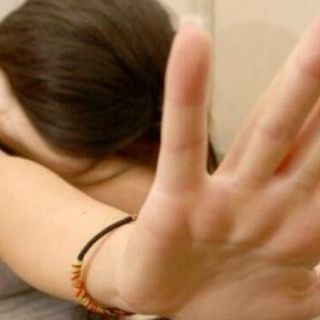 Molesta una barista di 18 anni: il padre della ragazza lo incontra per strada e lo picchia