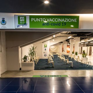 L'ingresso del punto vaccinazione a Cerro Maggiore