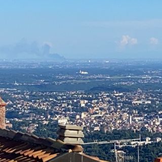 Grattacielo in fiamme a Milano, la gigantesca colonna di fumo visibile dal Sacro Monte