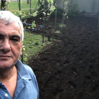 Bimbi a lezione nell’orto. Il consigliere Tallarida prepara il terreno