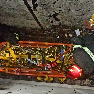 Saronno, ragazzo precipita per otto metri nel pozzo di aerazione di un autosilo: è grave