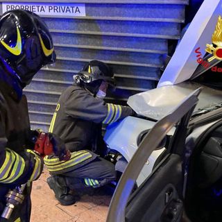 Varese, paura in viale Valganna. Auto finisce fuori strada e si schianta contro il distributore di benzina