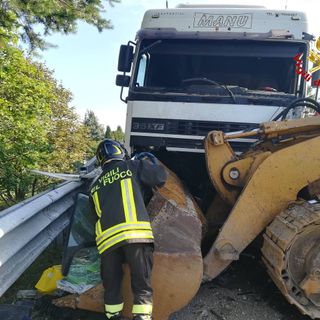 FOTO. Mezzo pesante "perde" ruspa in autostrada: schianto con un altro camion sul raccordo A8/A26