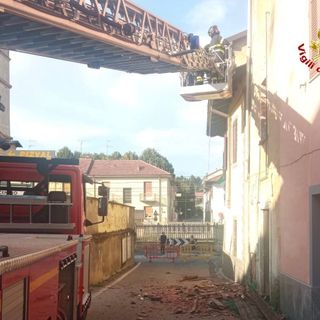 FOTO. Crollano in strada tegole e grondaia, a Somma intervengono i vigili del fuoco