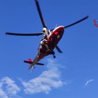 Smarrisce il sentiero e si perde nei boschi, escursionista recuperato dall'elicottero dei vigili del fuoco