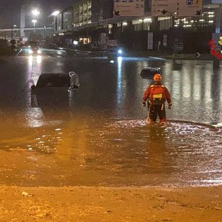 In alto: l'evacuazione con i gommoni (da un video amatoriale). In basso: alcune delle auto sommerse con i vigili del fuoco al lavoro