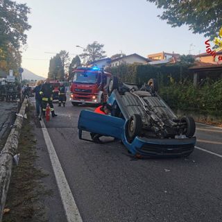 Auto si ribalta a Cunardo: ferita una donna di 66 anni