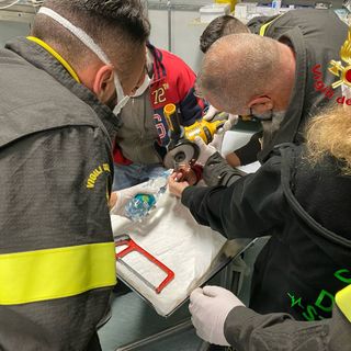 Anello incastrato al dito. Per rimuoverlo servono i vigili del fuoco
