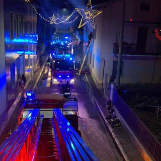 FOTO. Venegono, appartamento in fiamme nella notte: sette persone bloccate all'interno salvate dai vigili del fuoco