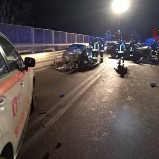 FOTO. Schianto frontale sul viadotto di Cairate: due feriti in gravi condizioni