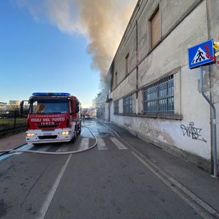 Fabbrica in fiamme, vigili del fuoco in azione a Caronno Pertusella