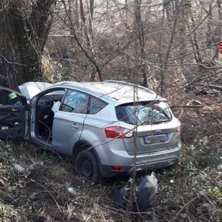 FOTO. Esce di strada e si schianta contro gli alberi: paura per un automobilista a Biandronno