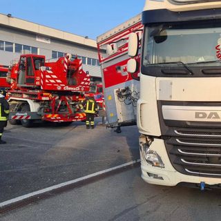 FOTO. Camion perde il rimorchio, intervengono i vigili del fuoco