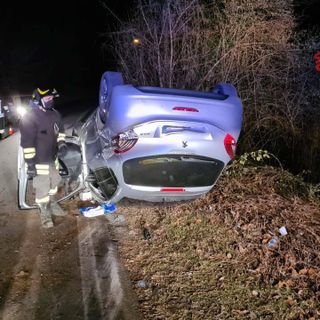 Vergiate, auto si ribalta: paura per una donna e per un bambino di 9 anni