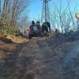 Vento forte su tutta la provincia: alberi caduti, tetti scoperchiati e incendi. Quaranta interventi dei vigili del fuoco, a Malnate Canadair in azione