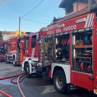 Fiamme divorano il tetto di una villetta: per spegnerlo in azione in forze i vigili del fuoco