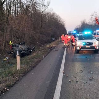 Incidente all'alba sulla Provinciale a Gazzada: sei feriti ed elisoccorso in azione