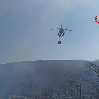 FOTO. Ancora boschi in fiamme nel Varesotto: al lavoro vigili del fuoco e un elicottero