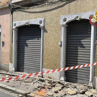 Materiale edilizio crolla sul marciapiede: momenti di paura a Gallarate