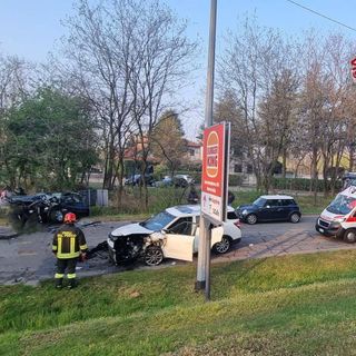 Pauroso frontale sul Sempione a Busto: due feriti e traffico in tilt