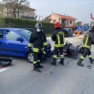 FOTO. Schianto tra un'auto e una moto a Samarate: grave un motociclista