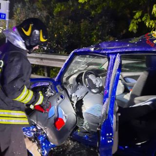 FOTO. Schianto nella notte a Buguggiate: due feriti nelle auto accartocciate