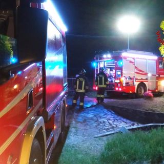 In fiamme deposito vicino a una casa, a Cadrezzate intervengono i vigili del fuoco In fiamme deposito vicino a una casa, a Cadrezzate intervengono i vigili del fuoco