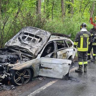 Veicolo in fiamme a Somma Lombardo: il conducente abbandona l'auto in tempo Veicolo in fiamme a Somma Lombardo: il conducente abbandona l'auto in tempo