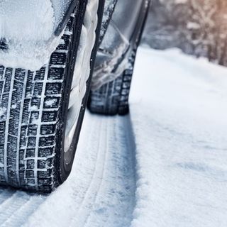 Freddo alle porte, tempo di gomme invernali. I consigli della polizia cantonale del Ticino per viaggiare in sicurezza