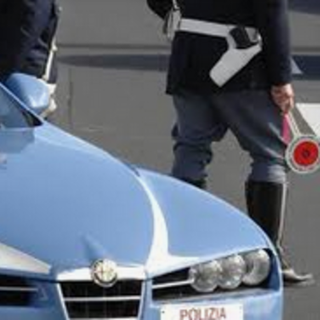 Deve partorire ma resta bloccata nel traffico sul lago Maggiore: poliziotto si mette alla guida e la porta in ospedale