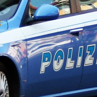 Vede i poliziotti e tenta di ingoiare la droga, arrestato