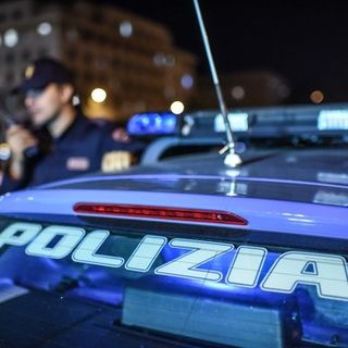 E' un quarantenne salvadoregno l'uomo fermato per le coltellate in piazza Repubblica: aveva la giacca ancora sporca di sangue E' un quarantenne salvadoregno l'uomo fermato per le coltellate in piazza Repubblica: aveva la giacca ancora sporca di sangue