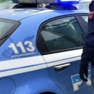 Trovato su un'auto rubata con un taser, si scaglia contro i poliziotti: ora è nei guai