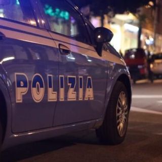 Rissa e lancio di bottiglie di vetro. Istanti di paura in centro a Busto: «Eravamo pietrificati»