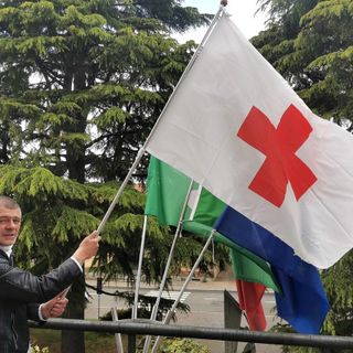 Il sindaco di Samarate Puricelli con il vessillo della Croce Rossa