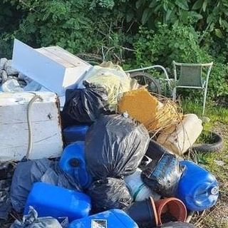 foto d'archivio di rifiuti abbandonati in città