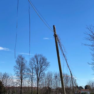 Via Rodari a Busto, i pali in legno della linea telefonica andrebbero sostituiti