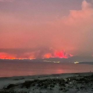 I roghi visti dalla borgata Marina di Sa Rocca Tunda, comune di San Vero Milis (Or), scatto di Fabio Secci, via NaturalMeteo. Nelle foto in fondo all'articolo, le immagini raccolte da Michela Marcellino e quelle divulgate dai Vigili del fuoco