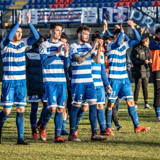 Il saluto dei tigrotti ai tifosi che continuano a manifestare il supporto fuori dalle mura dello Speroni (foto di Marco Giussani)