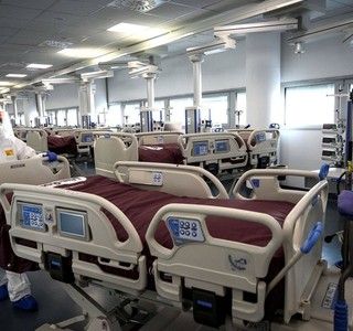 La variante Omicron rallenta e in Lombardia cala la pressione sugli ospedali: meno ricoveri in terapia intensiva e in reparto
