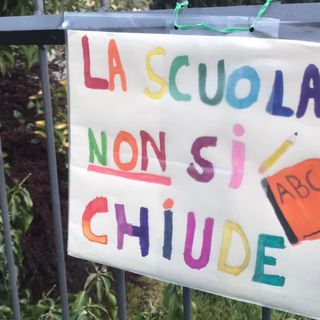 Un cartello affisso davanti a un asilo di Varese