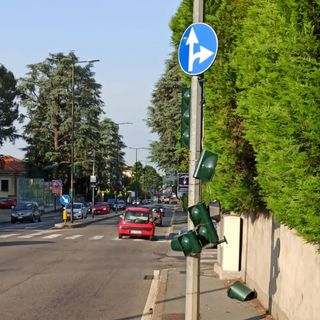 Il semaforo divelto in viale Cadorna a Legnano. Grossi disagi al traffico