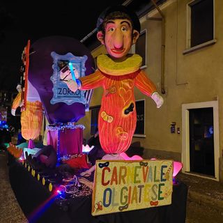 VIDEO. Il Carnevale vien di notte e Olgiate scende in piazza