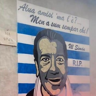 Simone Stagni nel disegno realizzato per lui. Sotto la tela esposta al cimitero l'anno scorso