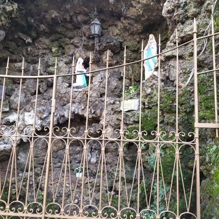 Ripulita l'area della grotta della Madonna di Lourdes