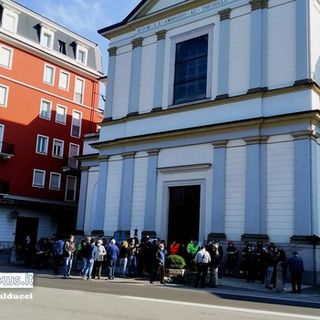 Quattordici fiammelle accese sull’altare: «Sia fatta chiarezza e giustizia per questa tragedia»