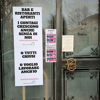 Protesta pacifica di baristi e ristoratori. «Ci hanno messo in croce e non si capisce il perché». «Che almeno ci aiutino in maniera congrua»