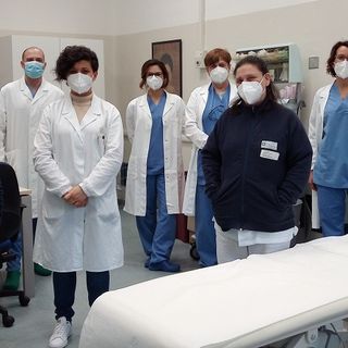 Lo staff della Terapia del dolore, diretto dalla dottoressa Mercedes Lanzilotta (terza da destra), insieme al dottor Daniel Covello, direttore della struttura complessa di Anestesia e Rianimazione