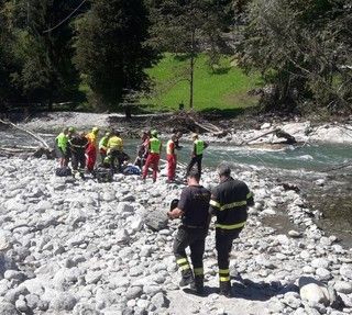 Precipita nel Toce e batte la testa: gravissima una turista di Cadrezzate alle Marmitte dei Giganti